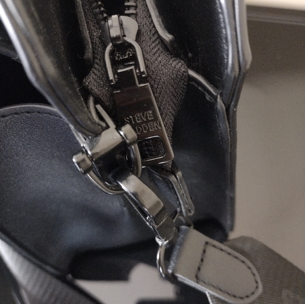 Steve Madden Evelyn Bag with black hardware - Picture 2 of 5